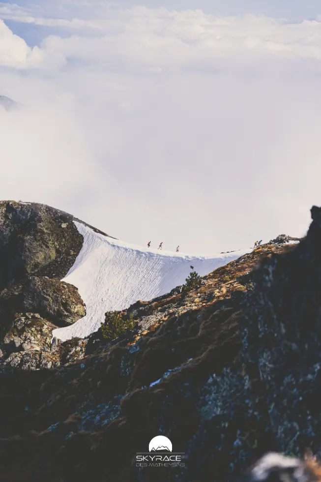 Skyrace Des Matheysins Snowy mountain with runners on it