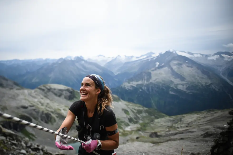 Schlegeis 3000 Skyrace 2023 Female skyrunner smiling holding rope